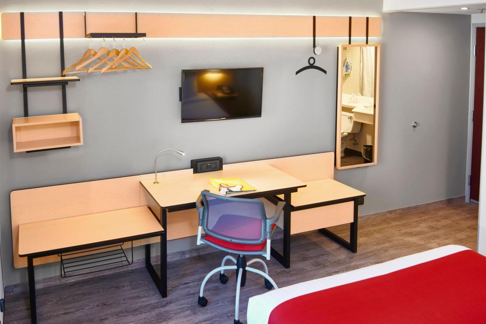 Habitación con cama grande